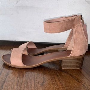 Rock and candy low heel sandals in Blush size 9.5